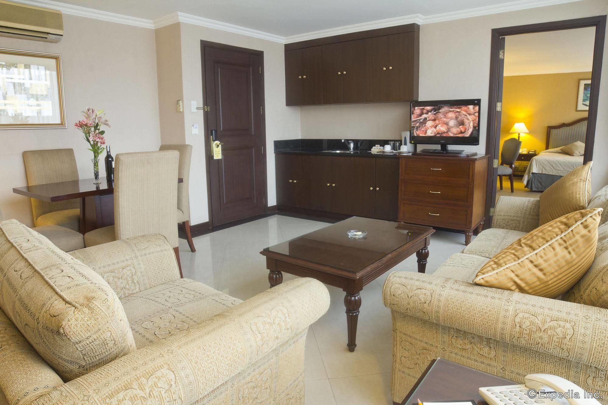 Herald Suites Solana Makati City Exterior photo